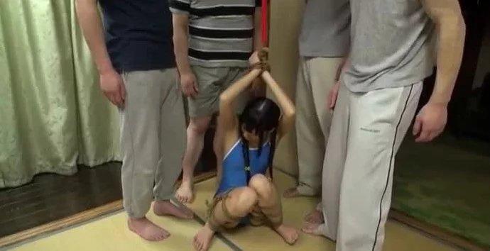 縛られて本物精子で種付けされる。しおり149cm（無毛中出し） 識別碼: MUM-171<br>發行日期: 2015-07-25<br>長度: 160分鐘<br>導演: ピエロ田<br>製作商: ミニマム<br>發行商: ミニマム<br>類別:中出 校服 DMM獨家 貧乳・微乳 蘿莉塔 紧缚 高畫質<br>演員:暫無出演者資訊<br>美少女学生被捆绑调教玩弄·～！