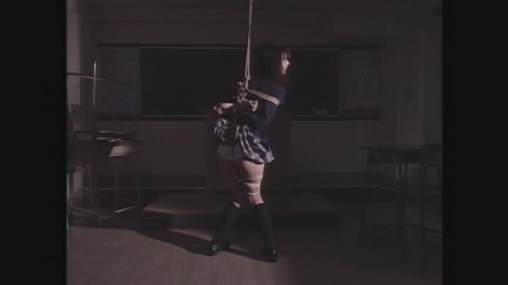女の筋道に食い込む麻縄 股縄責め烈伝2 識別碼: CMC-136<br>發行日期: 2014-04-01<br>長度: 150分鐘<br>導演: 乗田酢男<br>製作商: シネマジック<br>發行商: collect<br>系列: 女の筋道に食い込む麻縄股縄責め烈伝<br>類別:內衣 無毛 SM 高中女生 合集<br>演員:高嶋陽子 岡野美憂 紺野沙織<br>完整版私信番号<br>美女被捆绑麻绳调教，呻吟不断股间走绳，诱惑无比～！