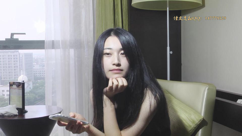 伊宣等着你的脚心：佳颖捆绑嘞嘴TK下部，等的好苦，最怕痒的女孩，害羞，难堪，恼怒。。。 害羞文静的女孩被不同姿势的TK，最难堪也最享受，比如不允许腿伸直，手在前面等你的脚心，伸直后就挠一下，佳颖不好意思大声叫，也不好意思笑，这种状态确实可爱，太怕痒的女孩，适合TK挑逗，效果确实好，最后她感觉是在被欺负，发出很美的嗔怒声。。。<br>颜值，害羞，文静，怕痒，挑逗性的长时间TK，几乎30MIN的长度，比较过瘾，基于上面所有看点，30钻已经很便宜，嫌贵的就看看截图过瘾也行，特意给你们发了大量截图。。。。。。截图的前8张是佳颖本人图片，视频见上集，后面的为本期视频预览<br>解压密码jiayingxiezhen20160806