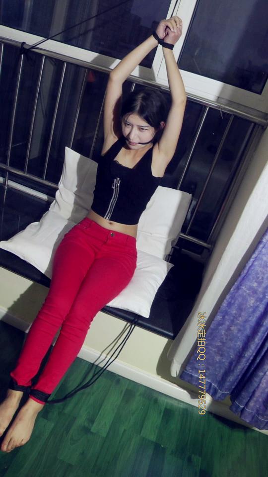 定拍冰冰：尝试有点损的吊绑方式，左立两难，她会有何反应和语言？如何挣脱？ 这种捆绑看似简单，其实是一种很缺德的禁锢折磨方式，时间一长很难受，坐和站都不行，于是冰冰会开始有害羞，恼怒，种种反应都出来了。还有挣脱全过程。<br>      可以听到冰冰的说话，嗓音是什么样的？娇不娇？哪里人？有没有口音？<br>视频里没有下面预览图中的水印<br>单击预览图可见清晰大图<br>视频大小：440M，时长：10MIN<br>如此颜值不多见，13币不多吧？<br>解压密码：20220214qingrenjie