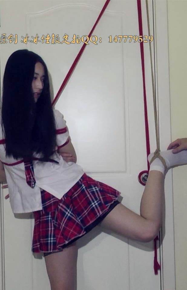终于第一次把佳颖单脚后吊捆绑，还是TK，这次把她挠急了 从聊天开始的真实全过程，日式捆绑，肩扛（还把佳颖的头磕了两次），再单脚后吊，脱袜，TK，直到她急了为止，恰巧冰冰素颜赶到，解救佳颖<br>文件大小：1.3G<br>时间：41分钟<br>格式：MP4<br>1280*720，广播级摄像机拍摄<br>解压密码jiayinghou20160820