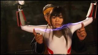 超装くノ一烈火 （拷問・接吻・凌辱・痴女） 宮崎由麻 識別碼: GDSC-20<br>發行日期: 2015-12-08<br>長度: 106分鐘<br>導演: 川森重<br>製作商: GIGA<br>發行商: GIGA<br>類別:單體作品 蕩婦 凌辱 女忍者 特效 折磨<br>演員:宮崎由麻<br>美少女战士被坏人打败后被捆绑全身四肢拷问突出秘密后，被凌辱被强制百倍跳蛋高潮，调教成性奴供人使用～