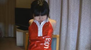 东京紧缚 拉拉队服美女羞耻椅子开腿捆绑