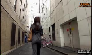 美女出差请小心2 美女出差真的得小心了。上回那个肉丝美女被人盯上，这回又有两个倒霉孩子。有捂嘴镜头，黑丝美女被困住双手。视频时间不长，大家多包涵。