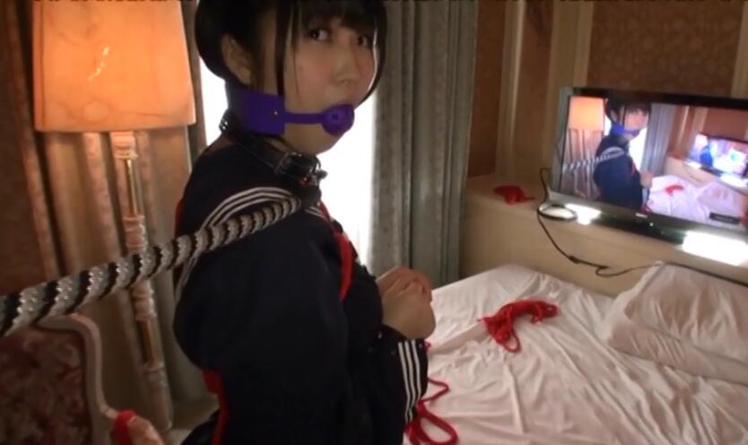 密室快楽調教 女子校生 ゆうり Tバックとチェキ付き 密室快楽調教 女子校生 ゆうり Tバックとチェキ付き<br>発売日：2016/10/14<br>メーカー：ケイ・エム・プロデュース<br>レーベル：宇宙企画<br>品番：MDTM-183<br>学生妹抖M和网调主人见面，现实SM游戏，结果身着学生制服，被主人各种玩弄凌辱，非常刺激~