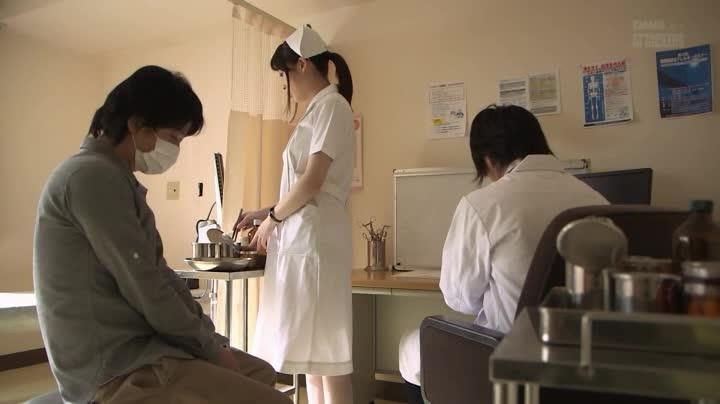 触手に溺れて― 奈落の快楽に堕ちた看護師 本田岬 識別碼: ATID-243<br>發行日期: 2014-09-07<br>長度: 116分鐘<br>導演: GORY松田<br>製作商: アタッカーズ<br>發行商: inmad<br>系列: 触手に溺れて<br>類別:觸手 高畫質 DVD多士爐 凌辱 护士 DMM獨家 單體作品<br>演員:本田岬<br>美女护士幻想着被触手调教玩弄～意淫！被触手高潮中出～！