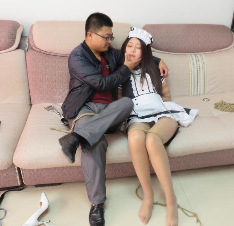  温顺的女仆 性感女仆装丝袜高跟，五花紧缚，恋足玩脚，鞭打惩戒，变态TK，胶带封嘴，驷马放置，奴隶协议，乖巧顺从.....本片为一往情深绳艺工作室原创定拍作品，版权所有，定拍qq 1002871968 欢迎定拍咨询。“网盘内为压缩文件，下载后解压缩即可观看”