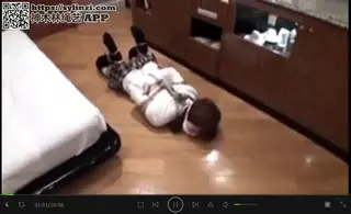 被紧缚的女生 被绑的那么紧还要完成各种任务，看起来好难啊