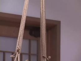 吊_家具_滴膜 美女手上滴蜡