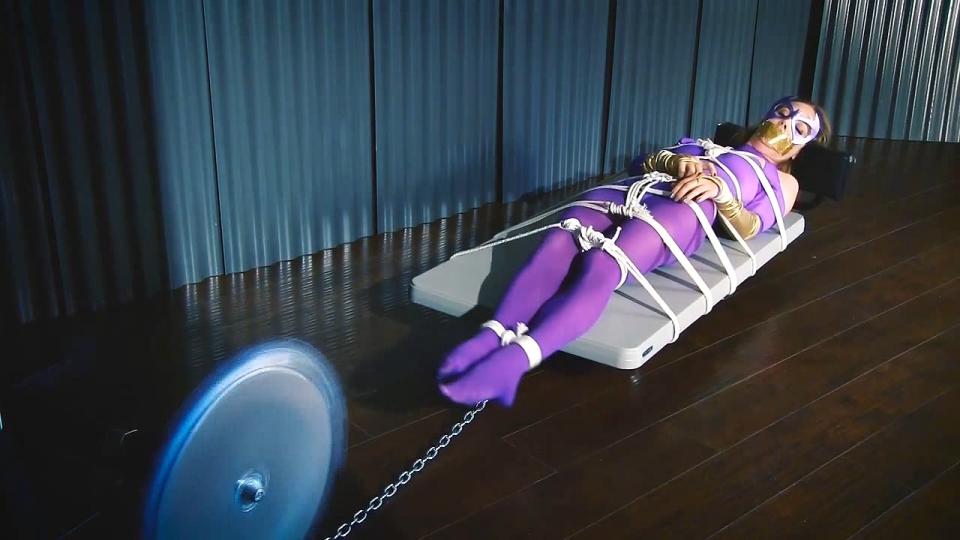 3 Perils for Batgirl Anastasia Pierce视频3 Perils for Batgirl<br><br>一个陌生人将神灯当作礼物送给蝙蝠女。灯中的灯神表示可以帮蝙蝠女实现三个愿望，但愿望实现后蝙蝠女将经历三次劫难，如果她能在劫难中生还灯神将回到神灯中，如果不能蝙蝠女就会被永远禁锢在灯中<br><br>http://www.heroinemovies.com/3-perils-for-batgirl-from-anastasia-pierce/