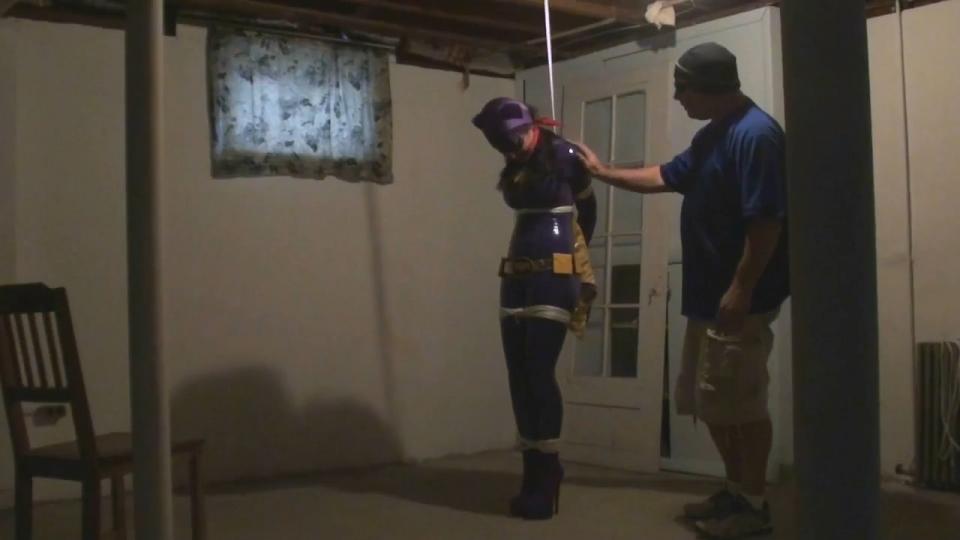 Tilly McReese...Batgirl...TRAPPED! TIED IN HEELS视频站Tilly McReese...Batgirl...TRAPPED!<br><br>蝙蝠女小心翼翼地走下楼梯来到作为犯罪现场的地下室，然而猫女的某个亲信已经在这里埋伏好了……<br><br>http://www.tiedinheels.com/x-new/new-set.php?setid=59854&user=tiedinheels#.WDpIU_l96Uk
