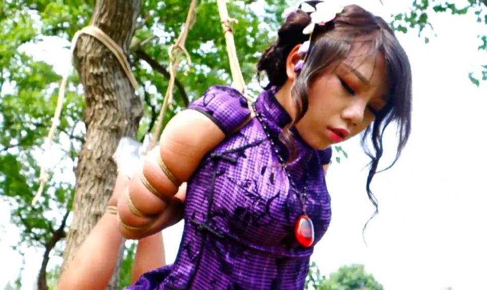 [Golden Studio] The Secret Location In The Park ©Golden Studio<br><br>Featuring: Chinese wuhua bondage, suspension bondage, outside, high heels, stocking, and foot fetish