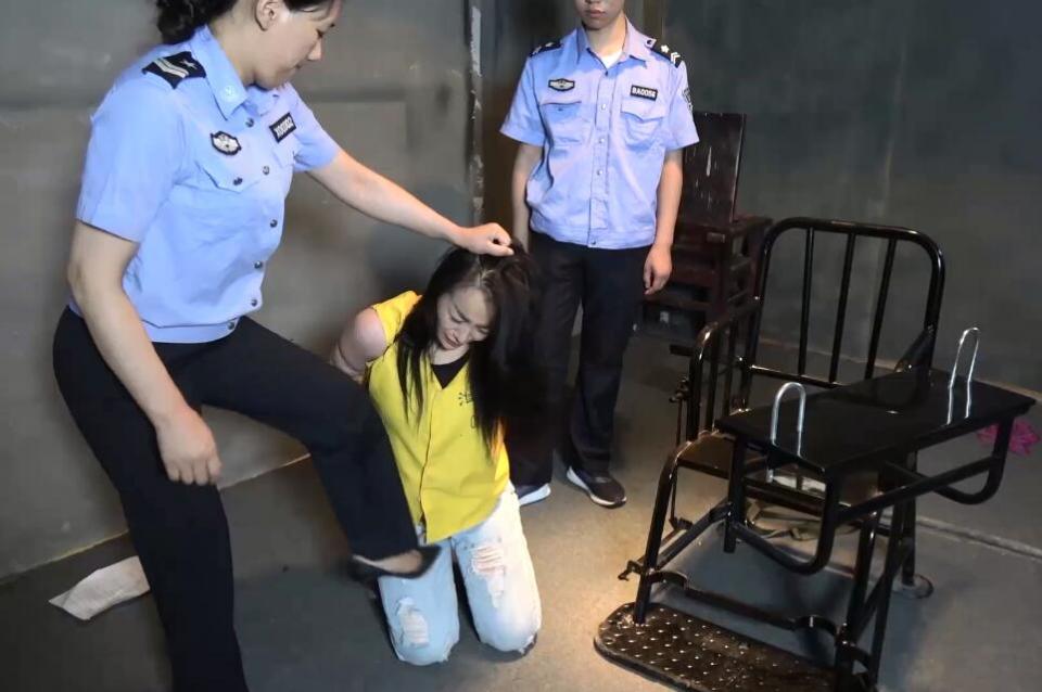 女王老大落网记 女王老大落网记<br>创作：梨花雨<br>女王气质的女老板平时靠贩毒发财，飞扬跋扈，经过警方调查，秘密逮捕，并且严加审讯，迫使其说出背后的老板~