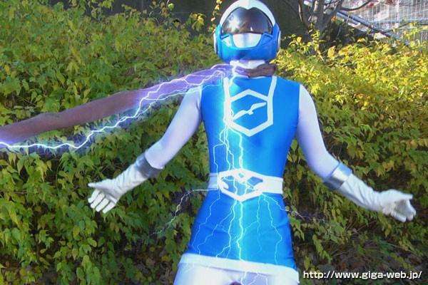 悪役製造研究所 護星戦隊アースマン アースブルー 前田陽菜 識別碼: GOMK-19<br>長度: 104分<br>製作商: GIGA<br>發行商: GIGA<br>演員前田陽菜<br>蓝衣美少女为了掩护队员被坏人们抓走锁链电击按摩棒调教为了不被掏出情报假装堕落，伺机寻找机会反击