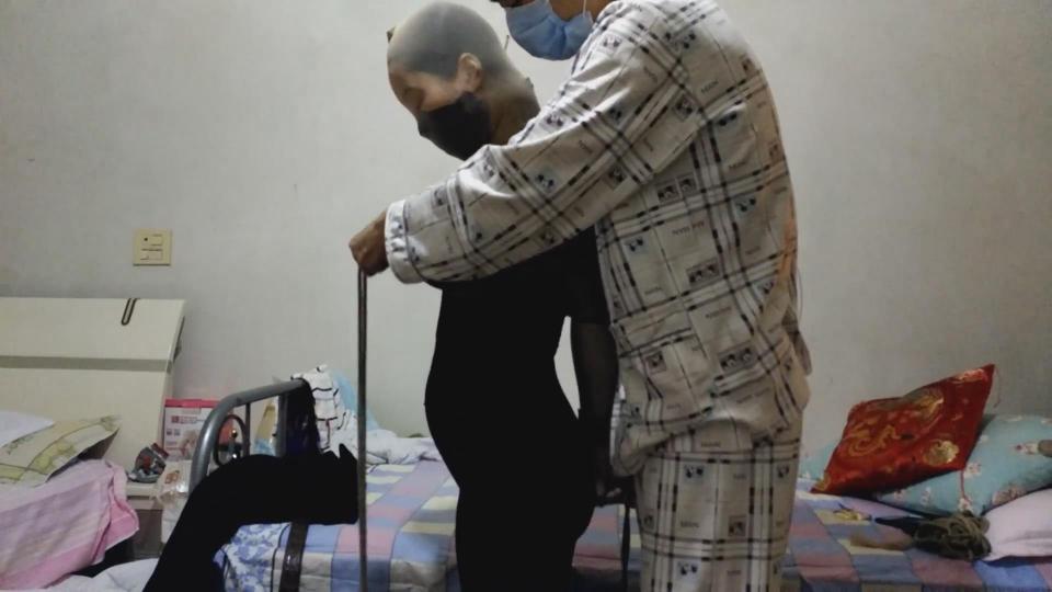 我的媳妇第二贴，新出炉的 拍这次的片子真是一波三折阿<br>第一次拍，拍着拍着娃醒来，不得不中断了<br>第二次也提心吊胆的<br>相当的不容易<br>由于天气转冷<br>玩的时侯穿的单薄了<br>就穿了连身丝袜<br>结果就鼻塞了<br>这时候在套几条丝袜就更不好受了<br>结果拍到后面居然还绑着驷马自己从床上下来了<br>视频名称 :161105<br>视频时长:35<br>视频格式:下载后改mp4<br>