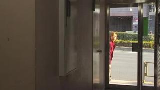 秘密潜入 美女特工被派往执行任务，开始很成功，利用美色成功潜入，但还是被发现，结果被两个保安人员欺辱。。。。。。