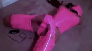 连身袜驷马捆绑跳蛋刺激 女友穿着连身袜，被胶带驷马捆绑着，下面塞着跳蛋刺激，痛苦挣扎，最后高潮了，呜呜直叫~~~~