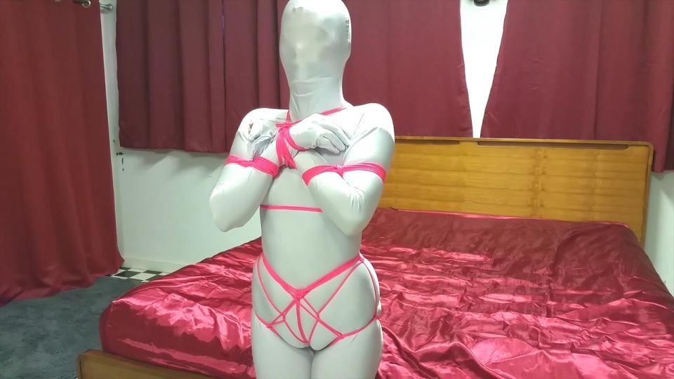 Sakura Tied in Silver shinybound站视频Sakura Tied in Silver<br><br>模特樱穿着白色全包紧身衣和塞口球被棉绳捆绑成木乃伊状，倒在床上无法行动<br><br>http://www.shinybound.com/x-new/new-set.php?setid=54977&user=shinybound#.WFiHVfl96Uk