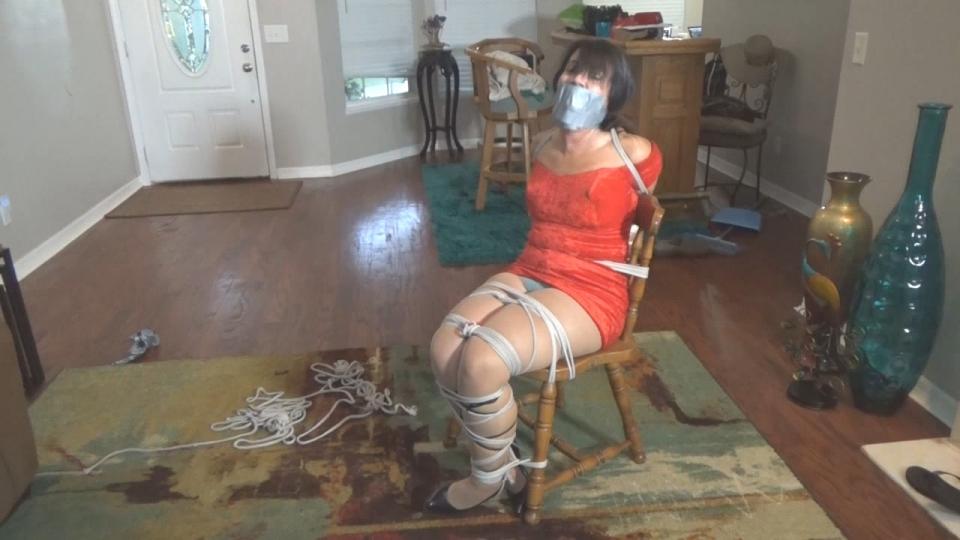 ENRAGED AFTER THE HEART ATTACK MILF GiGi's Bondage视频ENRAGED AFTER THE HEART ATTACK<br><br>女主被驷马绑在地板上，她的丈夫却因为突发心脏病而昏迷在一旁。丈夫醒过来后责怪妻子害得自己因心脏病而失去意识，他要去医院做检查但在此之前要把妻子捆绑妥当……<br><br>http://clips4sale.com/studio/63805/16296640#!ENRAGED-AFTER-THE-HEART-ATTACK-HD