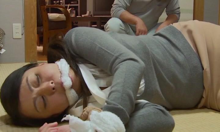 一家人質事件 〜性欲処理道具にされた妻〜 一家人質事件 〜性欲処理道具にされた妻〜<br>発売日：2014/02/25<br>出演者：後藤あづさ<br>メーカー：サイドビー<br>レーベル：がえSTYLE<br>品番：NSPS-245<br>小偷进入室内偷东西，结果被回家的女主人发现，小偷用毛巾和丝袜捆绑了女主人并且强暴了她之后并没有离开，而且等待放学的儿子和下班的老公将三人一起捆绑绑架之后勒索钱财！