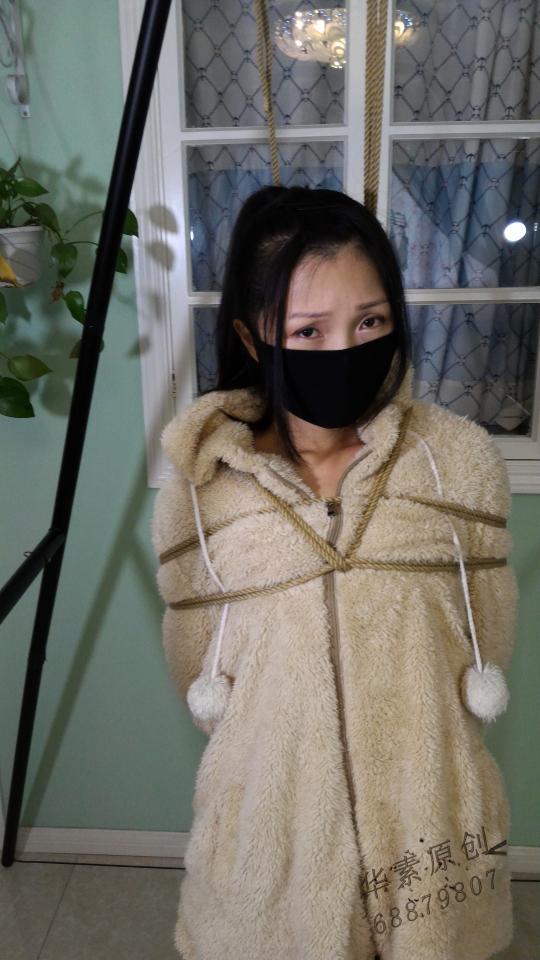 华素原创 定拍 ！软妹! 牛仔裤！内裤袜！运动鞋！日式乱绑！,长时间捆绑挣扎！欺负！sp！ 老王抓到一只软妹后！捆绑欺负！喜欢牛仔裤，内裤袜，运动鞋，sp的爱好者不要错过哦！MP4格式！直接观看哦！