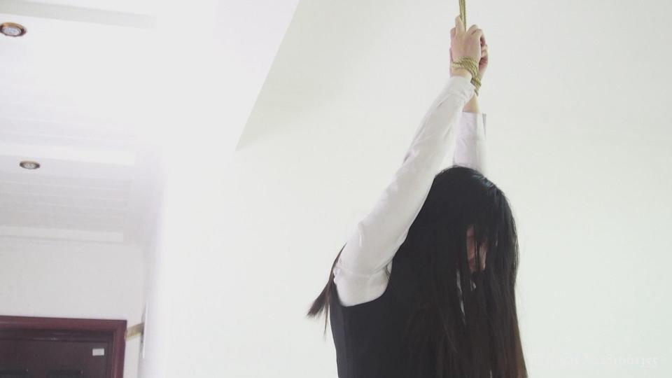 被惩罚的美女员工 灰鸟工作室原创作品：美女刘美娜趁经理不在，偷偷拿走了经理的手机，被经理查监控发现，按照公司规定，凡是犯错的员工要被捆绑起来示众一天，于是，经理叫来保安。。。。。下载后无需解压，直接改后缀rar为mp4即可播放
