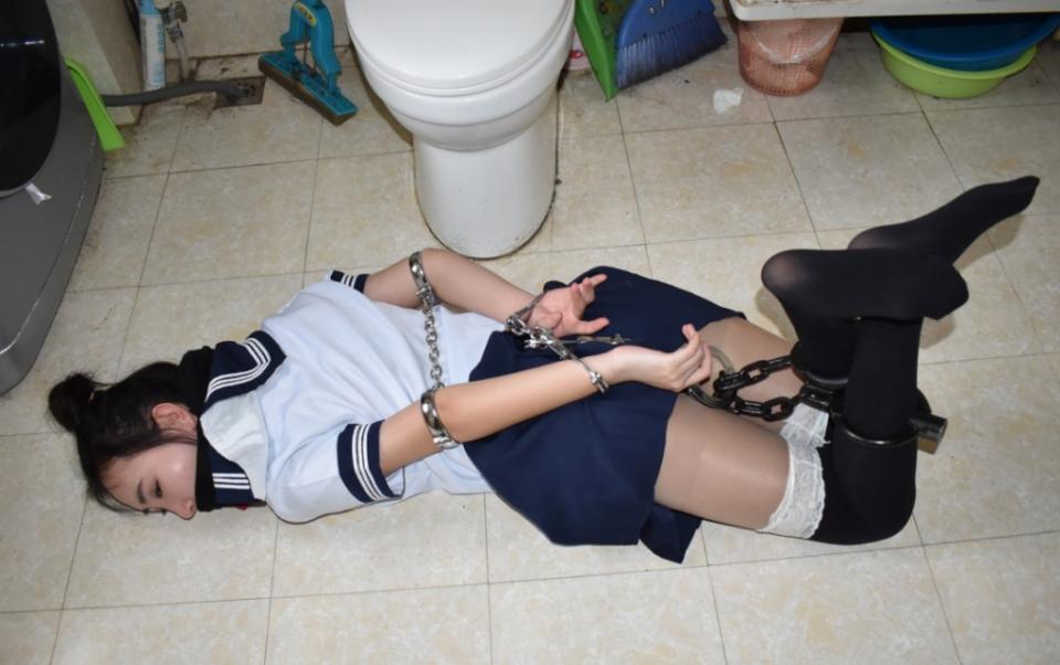 浴室禁锢《赠高清剧照103p》 学生妹遭劫，浴室冰冷禁锢，痛苦挣扎，无助呻吟....片长30分钟，全高清拍摄。本片为一往情深绳艺工作室定拍作品，版权所有，定拍qq 1002871968 欢迎定拍咨询。“网盘内文件为压缩包，下载后解压即可”
