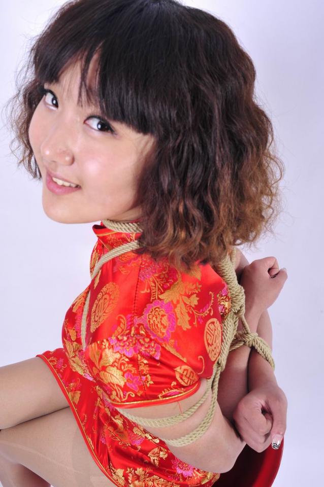 【美女晶晶旗袍军统服装演绎紧缚艺术】NO.007 【美女晶晶旗袍军统服装演绎紧缚艺术】NO.007-【真实经典工作室】诚挚制作<br>美女模特晶晶着旗袍和女军统<br>服装棚拍紧缚纪实<br>咨询定拍QQ:15182664<br>微信：15182664<br>