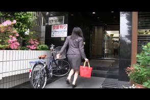 日本危机系列1 大胸漂亮妹子被坏人尾随回家，入室绑架，危机老剧情，妹子还算可以，尽早下载，以防和谐