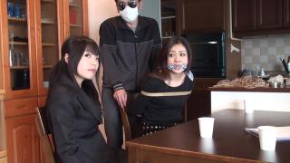 危机系列第三弹 危机系列第三弹<br>两个制服美女在家中遭到匪徒的捆绑，逼迫其说出银行卡密码~