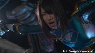  ヒロイン不完全変身凌辱 西園寺れお 識別碼: GOMK-26<br>長度: 98分鐘<br>導演: むさしのたろう<br>製作商: GIGA<br>發行商: GIGA:單體作品 凌辱 格鬥家 女忍者 特效 女戰士<br>演員:西園寺れお<br>夺取卷轴失败的紧身衣女战士被锁链拘束凌辱，电击调教，强制不完全变身凌辱