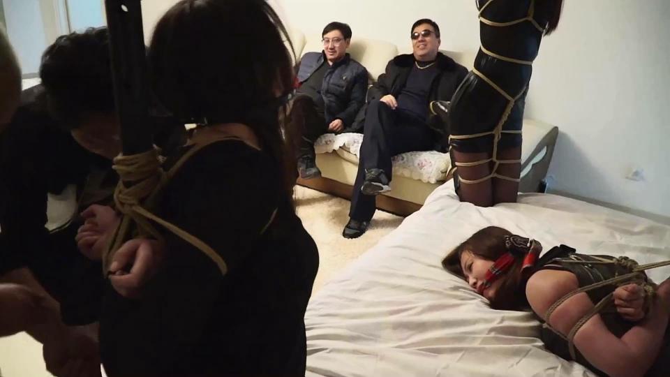 逍遥大制作《缚美礼品商店第2季04：嚣张的运送》女人不要太高傲，拒绝男人会遭报！     书接上文https://www.sylinzi.com/video_detail.php?id=43351<br><br>    马总：老实点吧！不然有你的苦头吃！<br><br>    马总：哈哈，早从了我不就没事了。<br><br>    马总：听说这小妞以前是你的女朋友？<br>    光头：唉，一言难尽。<br><br>    马总：哥几个，帮我送货吧！<br>    光头：一个一个来吧。<br><br>    光头：这个你先拿去玩，其他的随后就到。<br>    马总：好。<br><br>    于兰和李红挣扎的更厉害了，可是有什么用呢？<br><br>    马总：上车了还不老实。张嘴！<br><br>    蒋雪：呜。。。呜呜。。。<br><br>    马总：叫你乱动。<br><br>    马总：绑好了，开车！<br><br>    马总：终于到家了！<br><br>    马总：你知道我想你想了多久吗？拒绝我的时候还那么傲娇。你以为那样我就得不到你了吗？<br><br>    马总：我把塞嘴丝袜给你拿掉，叫我就割了你的舌头，知道吗？<br>    蒋雪：呜呜呜。。。<br><br>    马总：接下来好好配合我。<br><br>    马总：快把衣服脱了，不然我就给你扒了。<br><br>    蒋雪：别别，我自己脱。<br><br>    马总：过来呀！<br><br>    马总：终于，终于到手了。<br><br>    马总：真漂亮。<br><br>    马总：你满足我，我就不为难你。知道吗？<br><br>    马总：别乱动。<br><br>    哭泣声。<br><br>    马总：哭什么。你知道你有多漂亮吗？<br><br>    马总：另外两个美女也该来了。<br><br>    待续<br><br>    首选下载：视频库【支持直接在线观看，在视频下方直接按清晰度下载，画质较差，但永不失效】<br><br>    备选下载：百度云链接，原片压缩包，较大，但是是原始的最高清晰度，下载后需要解压，解压码：0208<br>