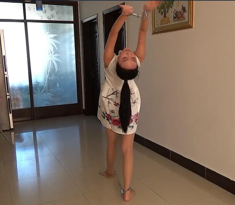 年底优惠《我的羔羊，我的奴》之依依的折服 清纯美女依依被我迷晕弄回家，各种捆绑，挑逗，折磨，洗脑...强迫她带着镣铐跳舞，不听话就要被捆绑监禁起来，蒙住眼睛，无助的度过一夜...最后倔强的依依折服了，成为了我的奴...片长1小时，全高清拍摄。本片为一往情深绳艺工作室定拍作品，版权所有，定拍qq 1002871968 欢迎定拍咨询。“网盘内文件为压缩包，下载后解压即可”
