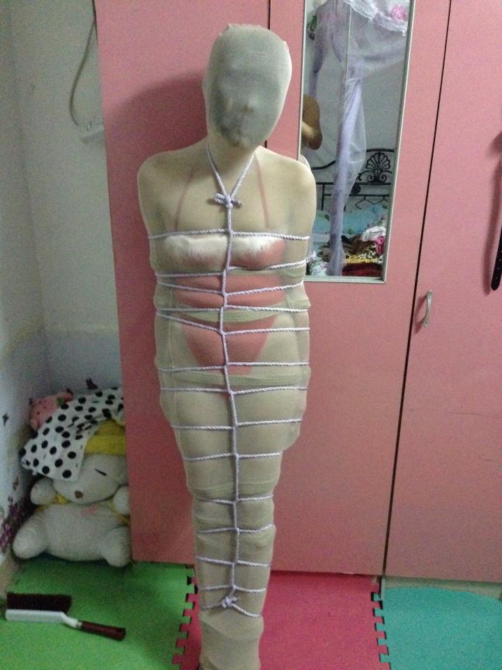 订拍作品，丝袜包丝家王 简介：按照同好的指令把妹子捆绑好包起来各种骑，新奇的玩法，值得一看<br>视频：共37分，现放出一部分截图<br>她们的QQ1549060602
