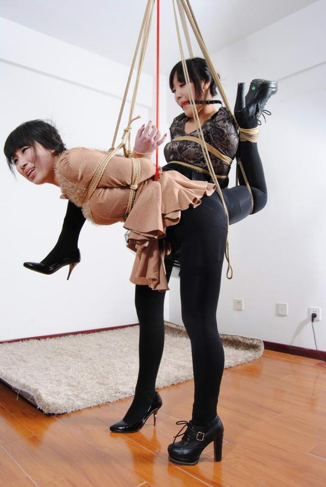【美女晶晶小美姊妹绳吊双飞燕】NO.090 【美女晶晶小美姊妹绳吊双飞燕】NO.090-【真实经典工作室】诚挚制作<br>美女晶晶小美姊妹绳吊双飞燕<br>定拍QQ：15182664<br>  微信：15182664