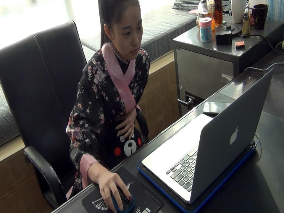 [冰酒咖啡] Obedient Goddess: Humiliation of a Private Tutor, Trap and Confinement 01 An adult private tutor experiences tight bondage, original-stocking gagging, blindfolding, and confinement.