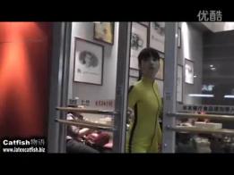 Catfish胶衣地铁外拍_标清_H264高清_640x480 美女穿上胶衣坐了一趟地铁 吸引了众多目光<br>由于的保管库要求不能低于10金币 这里我也没有上传到网盘去 所以就贵了很多 见谅