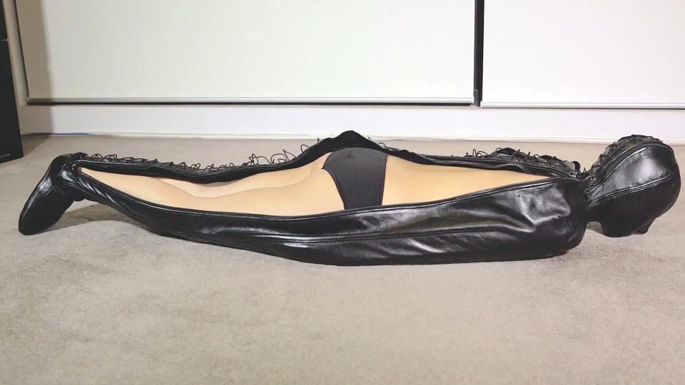 Sleepsack Total Enclosure restrictedsenses站视频RS-119 Sleepsack Total Enclosure<br><br>模特Mina只穿着内裤被塞进黑色皮革全身拘束袋中，在感受拘束袋全方位的压力的的同时Mina又受到了魔法棒的侵袭……<br><br>http://restrictedsenses.com/main/sleepsack-total-enclosure/