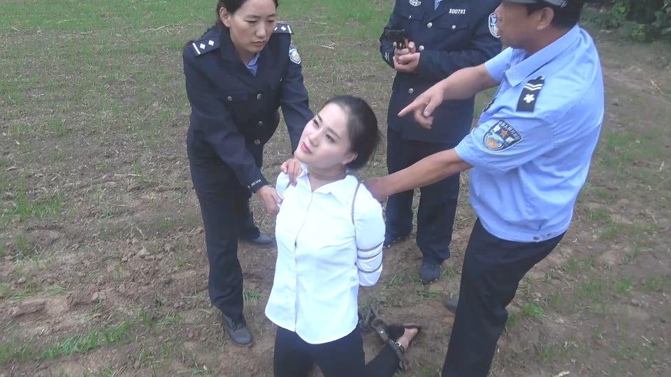 抗法女犯的末路 mj影视文化视频抗法女犯的末路<br><br>犯罪嫌疑人知道自己所犯罪行东窗事发全力逃跑以避免警察的追捕，但还是被执法人员发现并带上手铐脚镣被抓走，最终在麻绳的束缚下被押赴刑场……