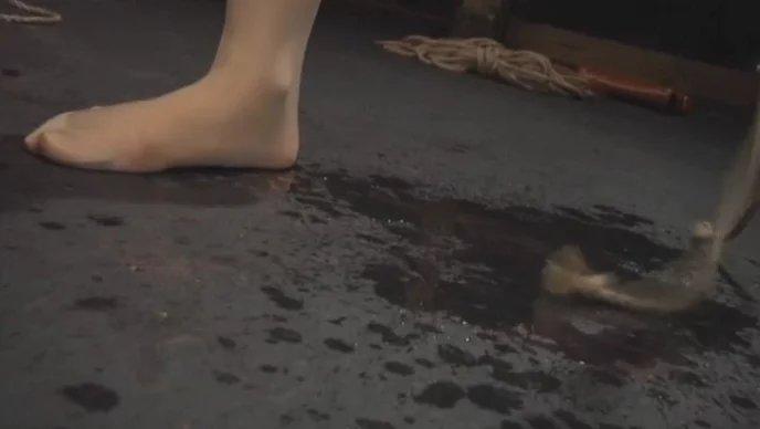 縄に寝取られた妻 桐島綾子 識別碼: GTJ-038<br>長度: 140分鐘<br>導演: ノーマルKIM<br>製作商: ドグマ<br>發行商: ゴールドTOHJIROレーベル<br>系列: 縄に寝取られた妻<br>類別:通姦 SM 成熟的女人 DMM獨家 單體作品<br>演員:桐島綾子<br>捆绑人妻，减压调教，被绳师各种玩弄，打屁股裆部走绳，拍下羞耻的照片以防逃跑