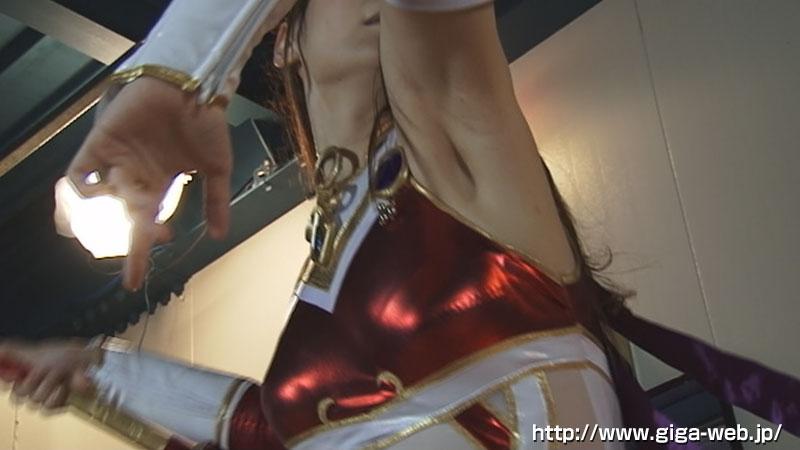 ヒロイン腋フェティシズム　チアルビー編 作品番号:JMSZ-40<br>定価10800円<br>ダウンロード5400円/5400PT<br>ＤＶＤトースター7560円/7560PT<br>出演女優 しほのちさ<br>監督式正義<br>収録時間本編85分　メイキング15分<br>リリース日2016/07/22<br>レーベル / メーカー 妄想プロジェクトZ　<br>販売形態 【月額見放題】先行メイキング映像　<br>ビットレート ダウンロード：3000kbps<br>月額ストリーミング：1000kbps<br>チアルビーこと姫野光は正義のヒロインとして学園の平和を守っていた。チアナイツ狩りをしていた暗黒界の魔王ペインは最後のチアナイツであるチアルビーと戦っていたが、チアルビーの前に敗北し封印された。ところがペインが封印される瞬間チアクロスに魔力を与え犠牲にする代わりに部下のバキュラを復活させたのだった。バキュラはチアルビーの腋を徹底的に攻撃する作戦を立て、ありとあらゆる腋攻撃をチアルビーに加える。まずは戦闘員と怪人との戦闘で体力を消耗させ、たっぷりと腋に汗を湿らせる。そして怪力男によって徹底的な腋攻撃、気を失ったチアルビーは助けたはずの一般人から拘束された状態で腋を視姦される。ついに腋責めに感じ始めたチアルビーにバキュラは腋を舌で愛撫する。気分転換に競泳水着に衣装チェンジさせられ、二人がかりで腋責め。ついにチアブラックになったところで腋ヌキ！腋出し！[BAD END]<br>原始链接http://www.giga-web.jp/product/index.php?product_id=5373<br>恶魔美女的怪力男丝袜头套手下玩弄着美少女战士，锁链拘束各种凌辱调教