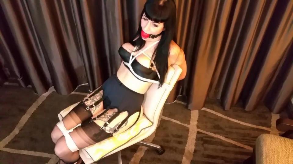 Nyxon.. Pinup Peril.. The Chairtie-FULL shinybound站点作品Nyxon.. Pinup Peril.. The Chairtie-FULL（两部合集）<br>吊带黑丝妹子，戴上口球，固定在凳子上。把她塞进束缚衣里，丢到床上，看她如何逃脱<br>http://shinybound.com/x-new/new-set.php?setid=60919&user=shinybound#.WKZ2f4VOJPY