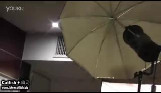 幽灵公主香格里拉酒店胶衣私房TT_标清_H264高清_720x480 酒店里 美女身穿乳白色乳胶衣调教身穿黑色乳胶拘束衣的人<br>网盘格式flv 保管库mp4 优先推荐保管库下载