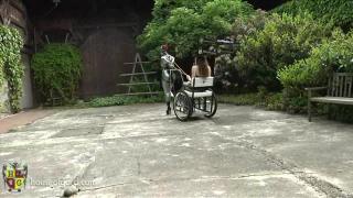 Pony_Janna_at_Schloss_Anna http://www.gordstore.com/details/claire_adams_taped进入，内容是把驯化成马的人当做专门拉车给人做，拉人到附近溜达