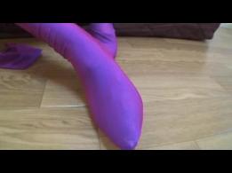 紧身衣女孩公园散步-17 hpsart.net_zenta<br>美女穿上全包衣服和外套和男摄影师到公园去闲逛抽烟，回到家后脱下外套，被男摄影师用按摩棒按摩下体