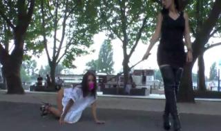 Slut with No Manners Gets the Cops Called While Sucking Dicks Outside PublicDisgrace站点16年作品Slut with No Manners Gets the Cops Called While Sucking Dicks Outside<br>萝莉妹子挑战公开调教，只许穿一件衣服，戴脚链项圈，踩着超高跟被牵着游街<br>https://www.kink.com/shoot/38334<br>