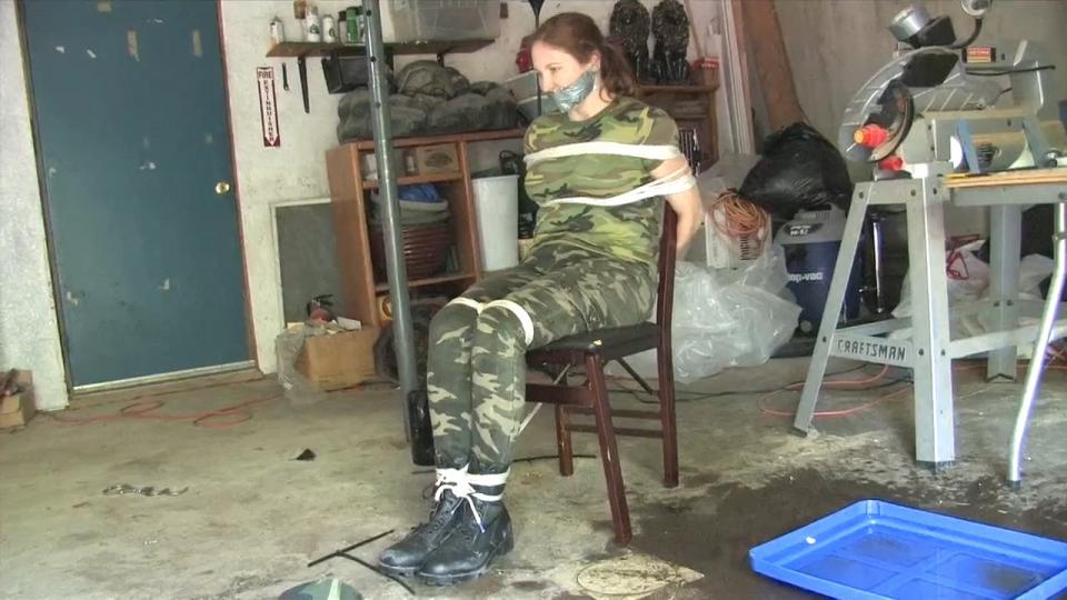Colombian Interrogation beauties-in-bondage站视频Colombian Interrogation<br><br>三名美国外交官合力制伏袭击者Shauna，她们像当局报告情况却得到暂时没有支援的回复，但一个英国特工可以向她们提供帮助。英国特工到达后就立刻对Shauna进行捆绑拷问……<br><br>http://www.bibfetishstore.com/index.php?route=product/product&product_id=772&search=Colombian