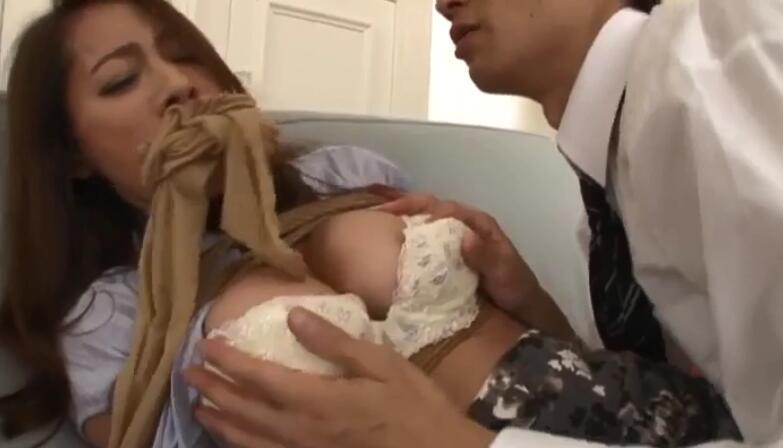 夫の部下に鬼縛されて悦びに目覚めた妻 夫の部下に鬼縛されて悦びに目覚めた妻<br>発売日：2017/02/13<br>出演者：南條れいな<br>メーカー：VENUS<br>レーベル：ULTIMA<br>品番：vagu-171<br>上司去下属家里做客，结果喝酒时在酒里下药迷晕了夫妻俩，并且将人妻紧缚，丝袜塞嘴在家中将人妻调教，之后又多次前往其家中调教！