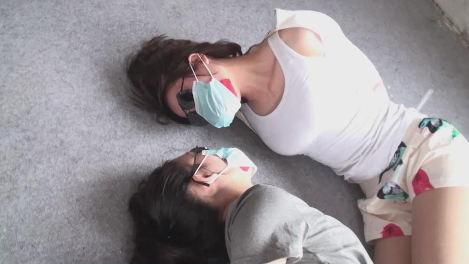 20降12，逍遥定拍作品《野外车劫上》，美女在外出游玩的时候，千万要注意黑车司机. 林雪最近心情不好和男友分手、昨天自己的爱车又被人给追尾了决定周末去郊外的老家去散散心。<br>林雪因为车子在4S修理没有车开，就决定找自己经常打的滴滴司机去。<br><br>    不一会车来了，林雪打开车门准备上车，但是一看司机不对啊，不是之前的那个熟人。<br>就问：不是王师傅吗？你是谁啊。<br><br>    陈某：哦，没错，老王今天家里临时有事，接了你的单了，没办法让我替他把你送过去，说是熟人约车。<br>    林雪：哦，那好吧，那您贵姓，能给我你的驾驶证之类的看看吗？安全第一，别误会。<br>    陈某：哎呀 你就放心吧 我和老王是邻居，我又不是专业干这行的，就是没办法了来替他送你，怎么会带驾驶证呢，要不我回去吧。<br>    林雪：别，我就是问问。<br>    林雪看时间不早了，再打车还麻烦。本来去张萌家路就难找还得走郊区。<br>    林雪：那师傅你知道路吧。<br>    陈某：放心吧，上车。一会还堵车呢。<br>    林雪上了车，陈某发动车往郊区走去。<br><br>    坐车有点无聊，林雪睡着了。<br><br>    过了一会，林雪忽然感觉车子好像停了。她睁眼一看，周围是一片树林。而此时的陈某却在色眯眯的看着自己。<br>    林雪：怎么停了，这是哪里，这不是去我要去的地方，上次没走过这里。<br>    陈某：对，这确实不是去你要去的地方，但是是你即将要去的地方。哈哈哈哈哈<br>    林雪：你要干什么。<br><br>    林雪打开车门就要逃跑，但是刚下车就被陈某又给按到车上，陈某从掏出一把明晃晃的刀子。<br>    陈某：老实点，老子只是求财，你要是不听话，那老子就先求色再给你脸上划几刀了。<br>    林雪听到这，只能乖乖听话，因为她从电视上看过，碰到这类事，不要冲动，要不会被黑车司<br>机给[不可描述]都有可能。<br><br>    陈某：腿真漂亮。<br><br>    林雪:呜呜呜。。。<br><br>    林雪:呜呜呜呜呜。。。。。<br><br>    陈某：这下别人也看不出来了。<br><br>    张萌是附近某大学的学生，因为上过大学受过高等教育，经常会出来散散心，呼吸新鲜空气，美其名曰接受大自然的洗礼。<br>    今天天气不错，到森林里去呼吸下新鲜的空气，听听鸟儿的歌唱也是不错的。于是整个上午张萌都在森林里转悠。但是回<br>家的路确实很远，这个地方很偏僻也没有个车，只能慢慢顺着路走。<br>    太棒了，张萌看见不远处有辆车开过来。赶紧招手。<br><br>    陈某在车上也看到了招手的张萌。运气真好，又来一个。看看旁边的绑好的林雪还在呜呜。<br>    林雪也看到有人了，但仔细一看是个弱不禁风的女孩，心里不但凉了还替女孩着急。<br>    陈某环顾四周每人，开到女孩身边就停车了。<br>    张萌：师傅能不能捎我一段路，我回城里。<br><br>    张萌看见车副驾驶有个奇怪墨镜口罩的人似乎正在看着自己，这么热的天还戴口罩。。。。。呜呜呜的，别是什么。。。。<br>    陈某：可以啊，但是你看到了，我车上拉着一个病人，不过你放心，她感冒了，戴着口罩不会传染的。<br>    张萌想：这么个破地方还不知道什么时候会再来一辆车，就凑合凑合吧。<br>    林雪不停的呜呜呜挣扎。一方面希望女孩发现自己的处境，另一方面希望女孩不要落入虎口。但是貌似根本不起作用，这个小女孩根本不注意自己。<br>    林梦打开后门上车。车子启动。<br>    林雪还是在呜呜呜的。<br>    张萌有点担心，感觉很不正常。<br>    张萌：师傅，你的这个家人。。。。。。<br>    陈某：哦 她神经不太好，又是哑巴。残忍啊，没办法，病了带她去看看。<br>    张萌：哦 师傅真是心眼好。<br><br>    车子开了几分钟忽然停下了。<br>    陈某：小姑娘，我得让她方便一下，你能帮我看下车吗？<br>    张萌：好吧。<br><br><br>    张萌下车走到林雪面前。<br>    此时的林雪只能呜呜呜呜呜呜，她看到了背后的陈某举起了拳头。<br>是的，陈某将张萌打昏了。然后抱到车上，拿出了绳子等。<br><br><br>    陈某绑完张萌的手脚，随手拿起旁边的一团从林雪包里翻出来的丝袜，塞进张萌的嘴巴，然后陈某也用胶布<br>将张萌的嘴巴封了个严实。直到这时，张萌才清醒过来，陈某也给张萌戴上了一个大口罩。现在自己就变成了跟<br>林雪一样了。。。。。。。<br>    陈某给张萌一样用布蒙上眼睛，在带上一副墨镜。处理好后排的俩美女确认从外表边看里边仅仅是两个戴着<br>口罩和墨镜的女孩以后，发动了汽车驶向了一个充满噩梦的地方。。。。。。。。。<br>车内没有音乐，只有呜呜呜呜的交响乐。。。。。。。。<br><br>    陈某：老老实实待着吧，一会就来招呼你们。<br><br>    二女：呜呜呜呜呜呜。。。。。。<br><br>   （待续）<br><br><br>    首选下载：视频库【支持直接在线观看，在视频下方直接按清晰度下载，画质较差，但永不失效】<br><br>    百度云链接，原片压缩包，较大，但是是原始的最高清晰度，下载后需要解压，解压码:0606<br>