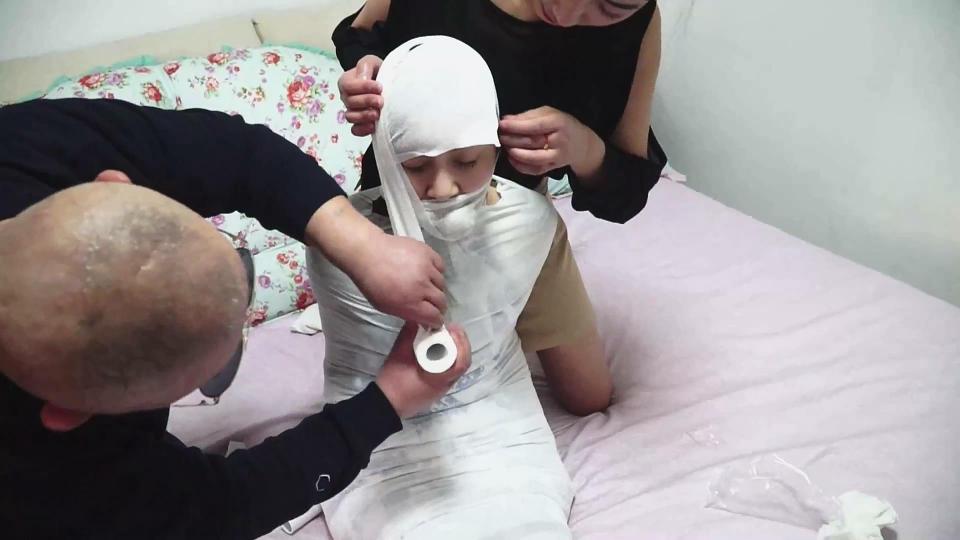 逍遥定制大片《收藏家的复仇03完结篇》,女大夫与收藏家联手复仇，混血美盗被迫成为木乃伊，从此绝迹江湖。  书接上文https://www.sylinzi.com/video_detail.php?id=46849<br><br>    老陈扶住眼前的这个萝莉小女仆。<br>    徐青双手指着自己被绷带包住的嘴巴和头。<br>    老陈一看便知，里边的玄机，便一层一层解开。<br><br>    终于，嘴巴里的丝袜也被掏出。<br>   “哇，表哥，你总算来救我，我以为自己要死了”<br>   “别害怕，怎么回事”<br>    徐青就一五一十的告诉了 老陈事情的经过和这段时间自己的遭遇。<br><br>    “你呀，这么危险的事，你怎么不跟我商量，那个女的是个专业女贼，狡猾这呢”<br>    表哥她说一会就回来，这次不要让她跑了。<br>    “嗯，这样，你得先委屈下，不能让她看出破绽。我这里有颗药丸，放进水杯。我把你重新包<br>起来，一会她回来你就给她水喝，我就在门外，迷倒了，你就使劲敲几下门”<br>    “嗯”<br><br>    说完，老陈把丝袜重新塞会徐青的嘴巴，重新包好。<br><br>    没多久，张萌就急匆匆的回来了，在附近重新找了个住处，明天就搬。<br>    一进门，张萌就坐在沙发上休息。<br>    徐青适时的将一杯水慢慢的捧到张萌面前。<br><br>    “幺，小JR，不错啊，很自觉，不错”<br>    张萌毫无防备的就喝了下去。<br><br>    没几分钟，"你这水，该死的小JR，你给我喝了什么。"张萌说完就倒下了。<br><br>    徐青赶忙挪动着小碎步走到门前大力的敲着门。<br><br>    老陈听到信号，立马进来，看到倒着的张萌，心里不禁一喜。<br>    呜呜呜呜，徐青提示着老陈解开自己。<br>    哦。对了，忘了给你解开了。<br>    老陈赶忙给表妹解开束缚。<br>    解开以后，徐青赶忙去内室找到自己之前的衣服，换下这身屈辱的女仆装。<br><br>    出来看见表哥正在对张萌进行着捆绑。<br><br>    表哥，这样对她太便宜了，这个FOX精太坏了，应该好好惩罚”<br>    “好，表哥听你的”<br>    “表哥，我们不如把她包成木乃伊吧”“<br>   “不错的的办法”<br>   “这样，我们先把他运回家去。”<br><br>    于是两人将徐青简单的捆绑堵嘴装车带回老陈家。<br><br>    表兄妹二人就用带来的绷带将徐青包成了一个木乃伊。<br><br>    徐青不忘将那双丝袜塞进张萌的嘴巴用胶布封住。<br><br>    等张萌醒来的时候，发现自己的样子，已经成了一具不能动不能言的木乃伊。<br><br>　　没过多久，张萌就被卖给一家新婚夫妻当女仆了。<br>　　只不过，这个女仆的头是被绷带包裹的，手脚也是被捆绑的，整日做着家务，还地忍受女主人的惩罚。<br>而每当主人外出的时候，就会被包成木乃伊，陈列在墙角，犹如一件艺术品。<br>　　男女主人有个约定，就是不管发生什么事，都不能解开她的嘴巴，因为她的花言巧语会带来很多麻烦。<br>　　A市的女盗从此绝迹。<br><br><br>    首选下载：视频库【支持直接在线观看，在视频下方直接按清晰度下载，画质较差，但永不失效】<br><br>    备选下载：百度云链接，原片压缩包，较大，但是是原始的最高清晰度，下载后需要解压，解压码：0330